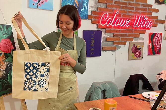Painting on Tote Bags Workshop with Welcome Drink - What happens during the two hours