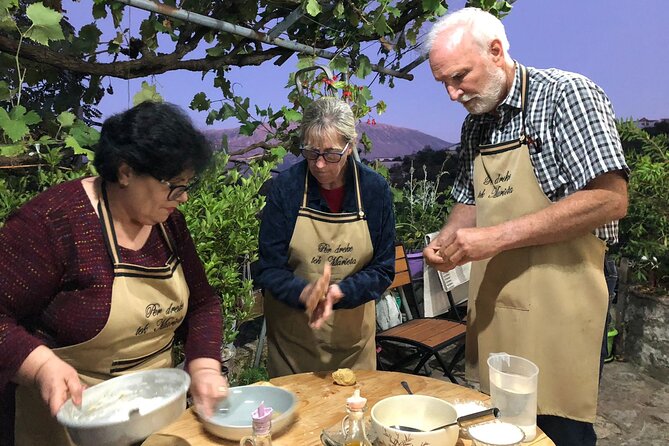 Prepare Osa with Teta Marjeta - A drink, a chat, and the start of the meal