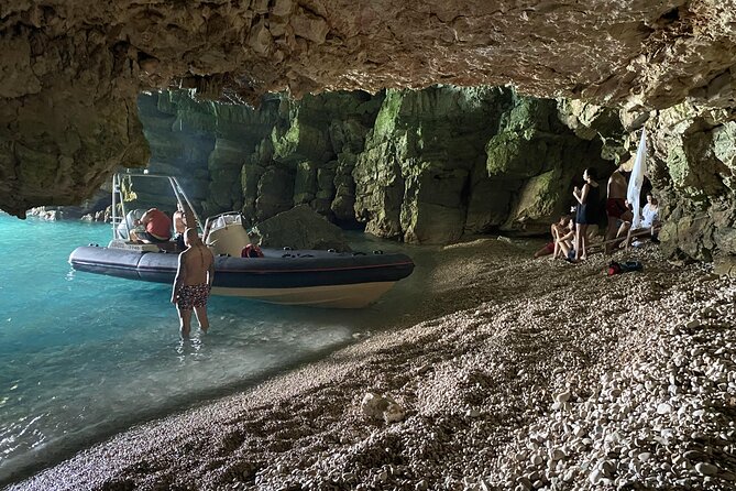 Speed Boat Tour to National Park and Grama Bay - Safety and comfort on a fast boat